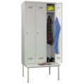 Orbis garderobekast HxBxD 2150x930x500 mm ondergebouwde zitbank van PVC 3 vakken cilinderslot RAL 7035 402548