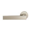 GPF Bouwbeslag Anastasius GPF1304.A4-00L/R Tapu deurkruk gatdeel op rond rozet 50x8 mm links-rechtswijzend Champagne blend GPF1304A40200-00