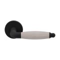 GPF Bouwbeslag ZwartWit GPF4300.61/H3-00 Ika deurkruk gebogen met ronde eindknop zwart-eiken whitewash op rond zwart rozet GPF430061-H30100-00