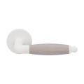 GPF Bouwbeslag ZwartWit GPF4300.62/H3-00 Ika deurkruk gebogen met ronde eindknop wit-eiken whitewash op rond wit rozet GPF430062-H30100-00