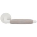 GPF Bouwbeslag ZwartWit GPF4301.62/H3-00 Ika XL deurkruk gebogen met ronde eindknop wit-eiken whitewash op rond wit rozet GPF430162-H30100-00
