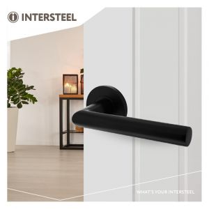 Intersteel Living 0103 deurkruk Hoek 90 graden op geveerde rozet diameter 55x8 mm met nokken diameter 6x12 mm aluminium zwart 0023.010302