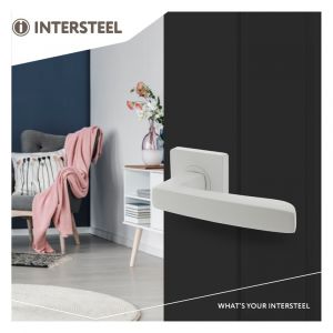 Intersteel Living 1712 deurkruk Minos op vierkant rozet 55x55x10 mm met nokken wit 0027.171202