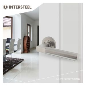 Intersteel Essentials 0379 deurkruk Baustil op geveerde stalen rozet met nokken diameter 53x8 mm RVS EN 1906/4 0035.037902